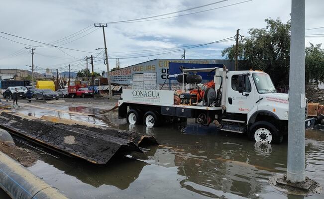En menos de 24 horas, Conagua desaloja más de 11 mil metros cúbicos de agua en colonias de Chalco; mantendrá presencia en la región
