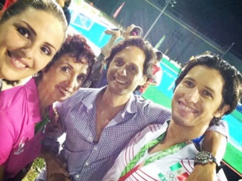 Enriqueta Basilio junto a sus hijos. El menor de ellos, Oliver (derecha), siguió su ejemplo deportivo y fue un destacado deportista nacional, en la rama de waterpolo. Foto: Cortesía Oliver Álvarez.