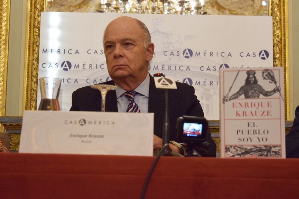 El historiador Enrique Krauze presentó en la Casa de América de Madrid su libro "El pueblo soy yo" (NOTIMEX)