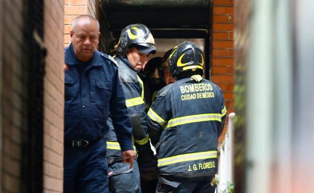 Bomberos ingresaron a la casa (25/06/2025). Foto: Valente Rosas / EL UNIVERSAL