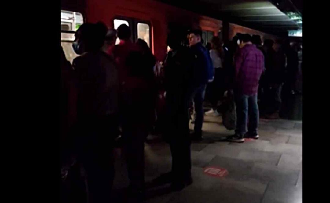 Línea B del Metro sin luz Foto: Especial