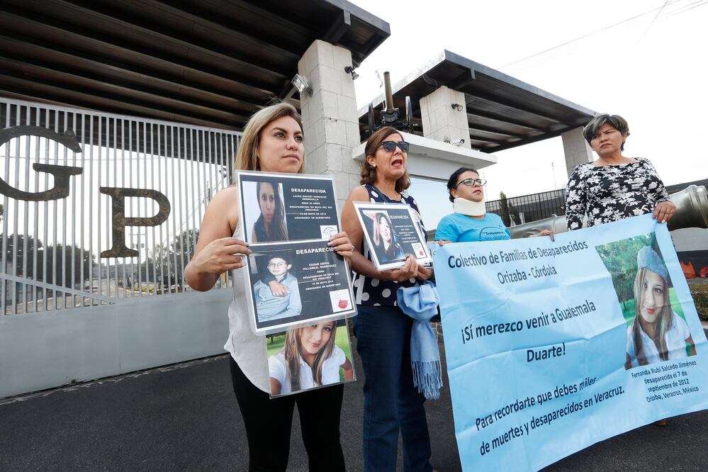 Familiares de desaparecidos de Veracruz protestan afuera del penal de Matamoros donde está detenido el ex gobernador Javier Duarte de Ochoa en la Ciudad de Guatemala (Foto: Luis Cortés /EL UNIVERSAL)
