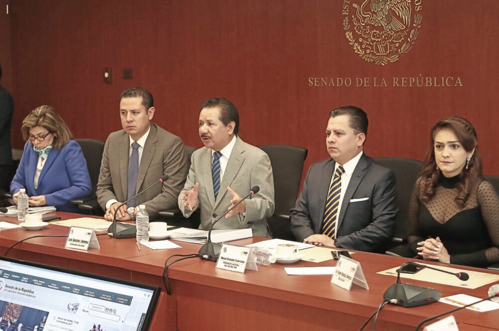 Senadores del PRD y el líder del partido, Manuel Granados (cuarto de izq. a der.), rechazaron la amnistía para criminales (ALEJANDRO ACOSTA. EL UNIVERSAL)