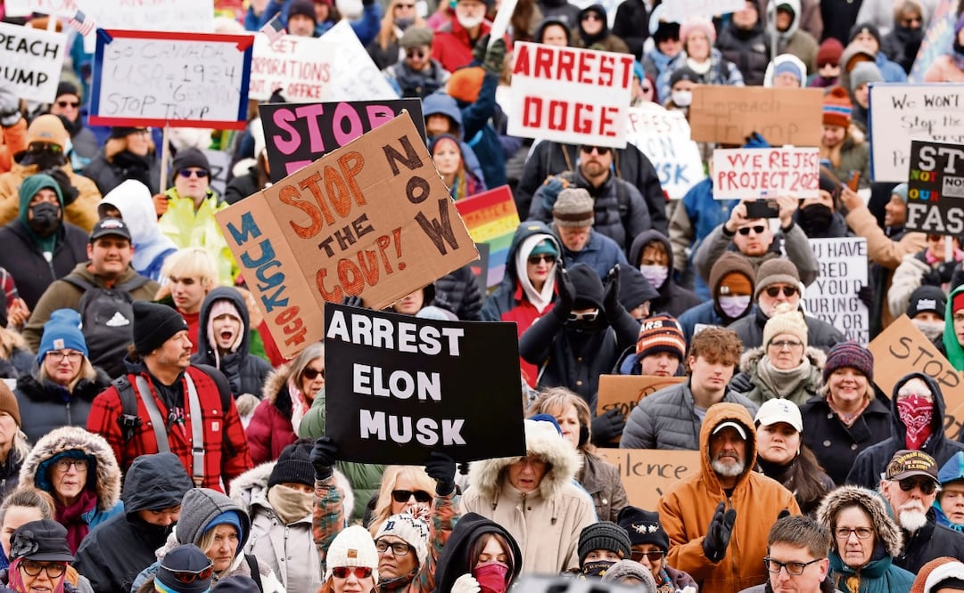 Manifestantes protestan contra el presidente Donald Trump y Elon Musk afuera del Capitolio de Michigan, en Lansing. Foto: Jeff Kowalski / AFP