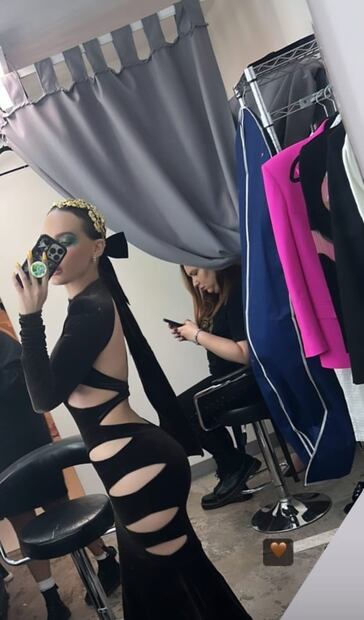 Belinda encanta con vestido cut out sin ropa interior
