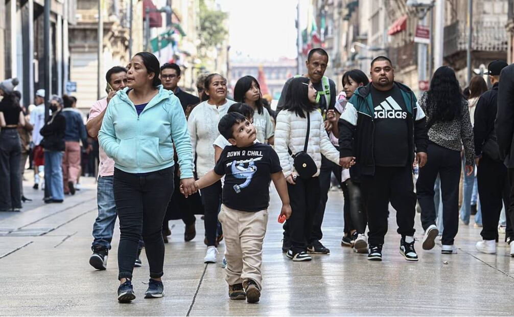 Decenas de capitalinos llegan al Zócalo en navidad, 25 de diciembre de 2024. Foto: Gabriel Pano/EL UNIVERSAL