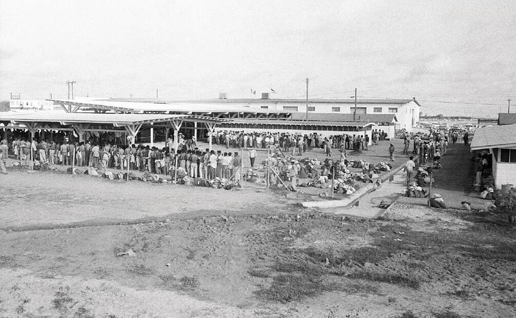 Braceros en centro estadounidense, listos para su desinfección con pesticidas. Aunque este acuerdo se aplicó en casi todo el sur de EU, empresarios de Texas se deslindaron del programa y se dedicaron a “enganchar” a jornaleros, sin darles mejores condiciones de trabajo. Foto: Leonard Nadel/National Museum of American History.