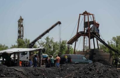 De 6 a 11 meses tardaría rescate de mineros; familias se inconforman
