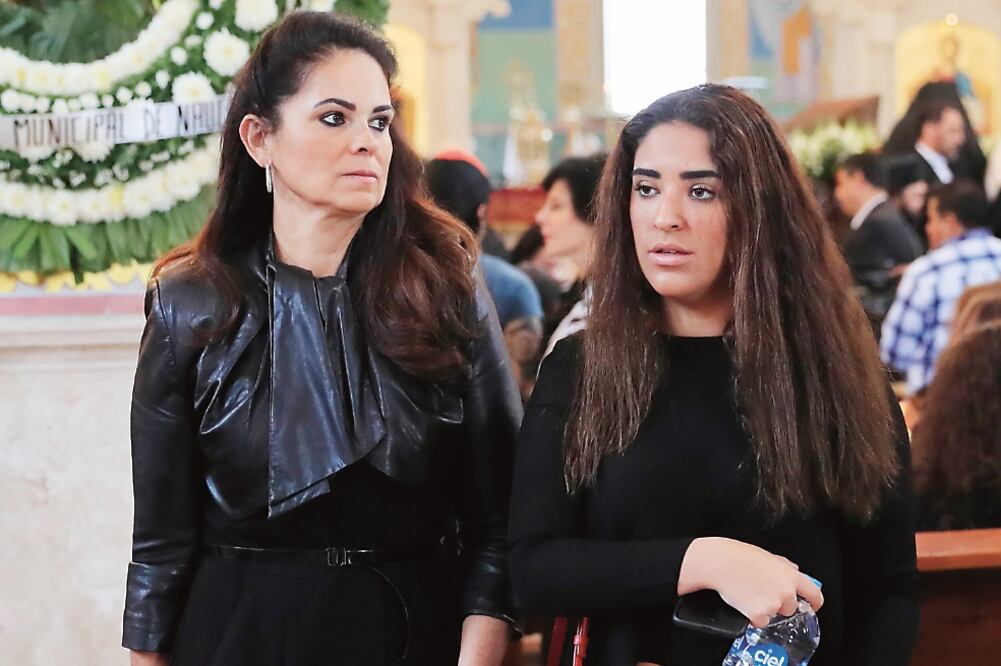 La señora Perla Díaz de Ealy y su hija, María Teresa Ealy Díaz, acudieron a despedir al arzobispo en el recinto religioso de Huixquilucan (FOTOS: IRVIN OLIVARES. EL UNIVERSAL)