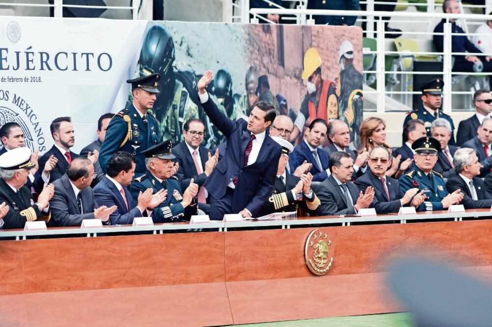 El presidente Enrique Peña Nieto encabezó la ceremonia del Día del Ejército, acompañado de los titulares de la Sedena, Salvador Cienfuegos, y de la Semar, Vidal Francisco Soberón, entre otros. (LUCÍA GODÍNEZ. EL UNIVERSAL)