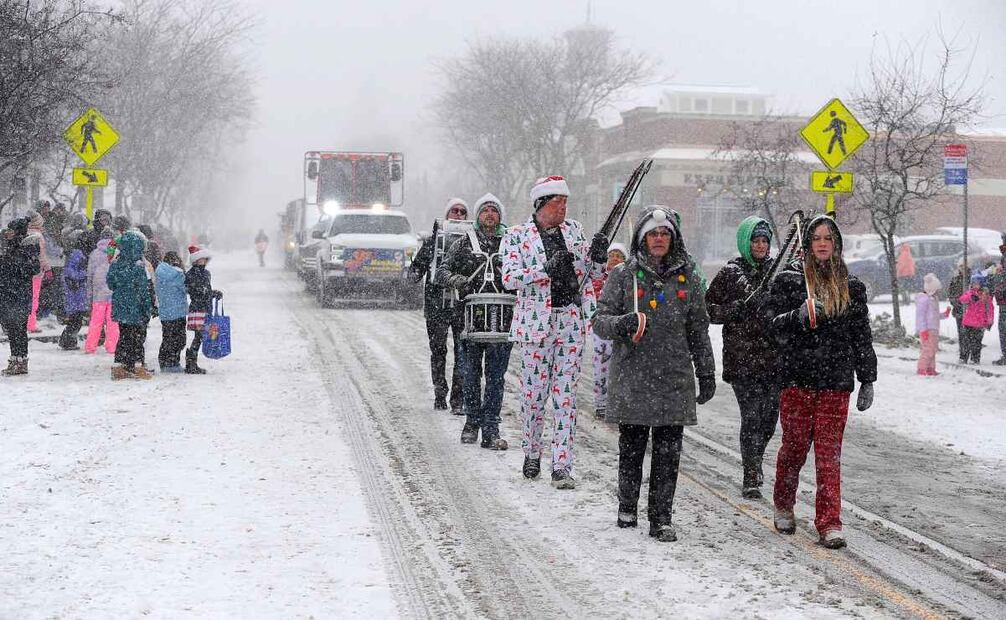 La nieve con efecto lago cae sobre los asistentes al Desfile Navideño anual de Hamburgo el 30 de noviembre de 2024 en Hamburgo, Nueva York. La tormenta del noreste que cerró un tramo de 90 millas de la autopista del estado de Nueva York y atascó el tráfico festivo en todo el país, arrojó más de cuatro pies de nieve alrededor de los suburbios del sur de Buffalo y se espera que continúe durante todo el fin de semana.  Foto: AFP