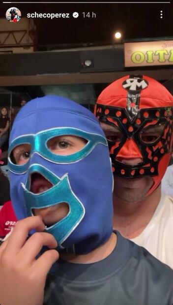 Checo Pérez acude a función de lucha libre durante sus vacaciones en Guadalajara
