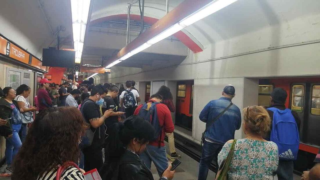 Una joven se aventó a las vías del Metro en la estación San Antonio  Foto: Especial