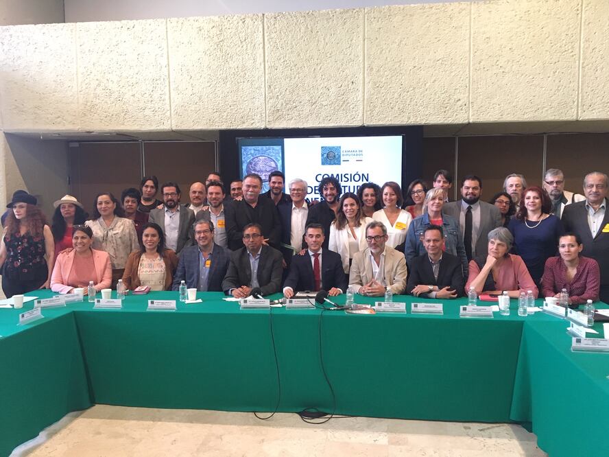 Mesa de debate. Foto: César Huerta