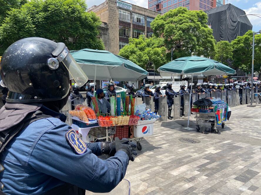 Elementos del grupo antimotines de la SSC encapsularon a vendedores ambulantes que se disponían a manifestarse en el cruce de avenida Juárez y el Eje Central. (FOTO: Juan Carlos Williams)