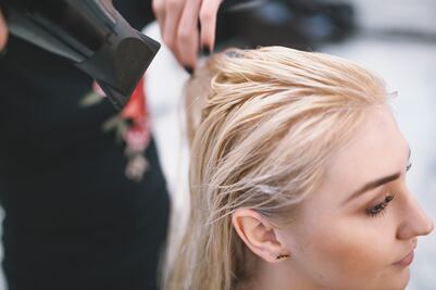 Por qué la temperatura de tu secadora importa más que los watts y cómo proteger tu cabello