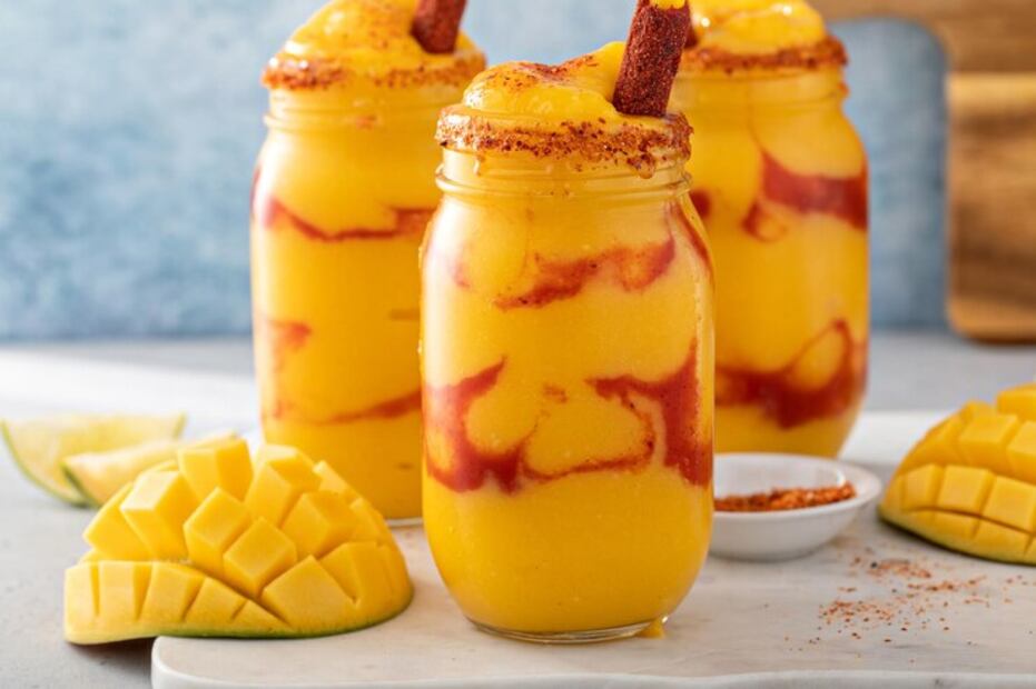 Las chamoyadas se pueden hacer con mango o sandía. Foto: Freepik