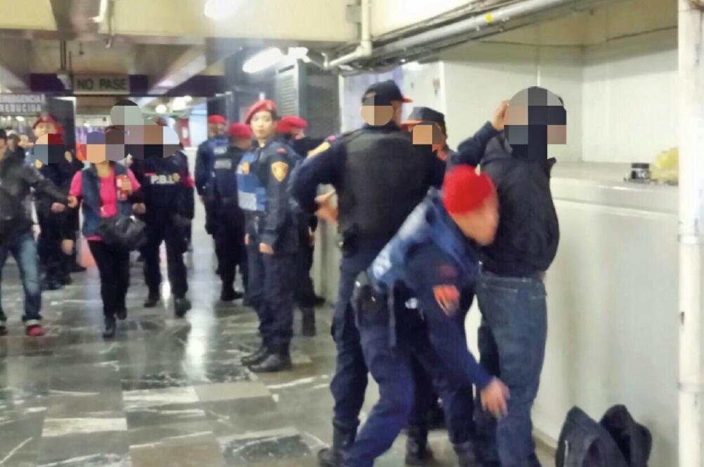 Policías bancarios e industriales de la SSP-CDMX detuvieron a 27 personas por obstruir el libre paso a los usuarios y ejercer el comercio informal (CHRISTIAN PEÑALOZA. EL UNIVERSAL)