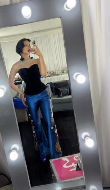 Ángela Aguilar presume mini cintura luciendo un corset negro