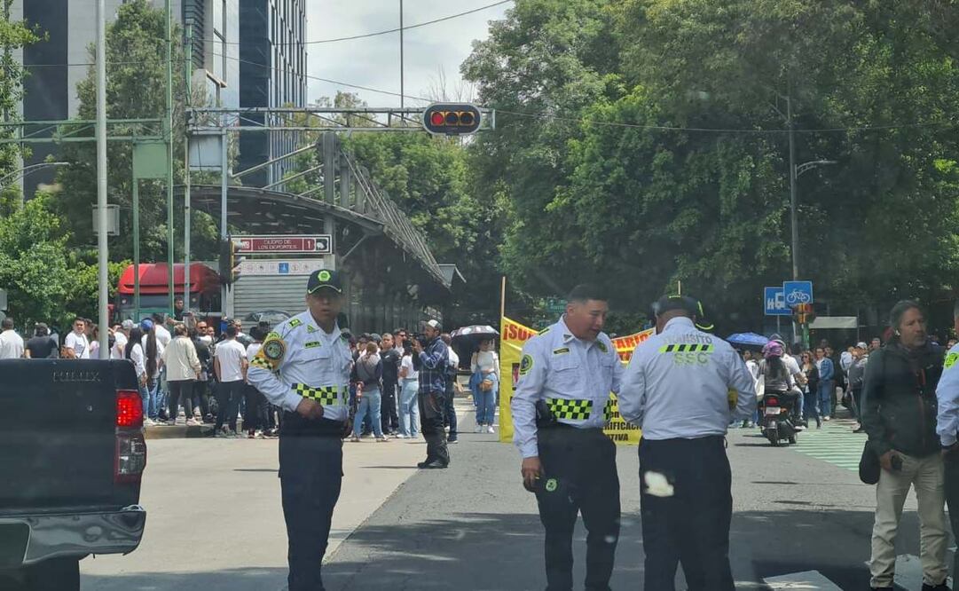 Dueños de comercios se manifiestan en inmediaciones de estación Ciudad de los Deportes del Metrobús (02/07/2025). Foto: Juan Carlos Williams / EL UNIVERSAL