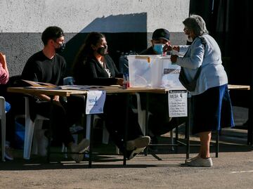Abren en Chile centros de votación para plebiscito sobre nueva Constitución