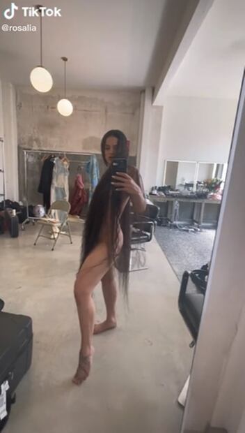 Rosalía se "convierte" en Rapunzel para TikTok y posa como Dios la trajo al mundo