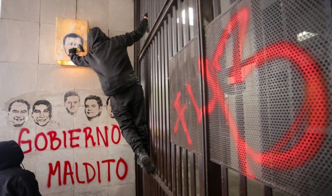 Normalistas y padres y familiares de los 43 normalistas desaparecidos marcharon sobre avenida Juárez en dirección a la SRE para exigir la extradición de Tomás Zerón de Lucio en la Ciudad de México, el 24 de septiembre de 2025. Foto: Luis Camacho/EL UNIVERSAL