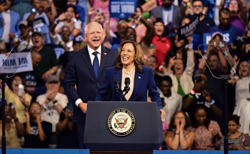 Kamala Harris, oficialmente nominada candidata demócrata a la Casa Blanca, y su recién elegido compañero de fórmula, Tim Walz, ayer en Philadelphi. Foto: Joe Lamberti | AP