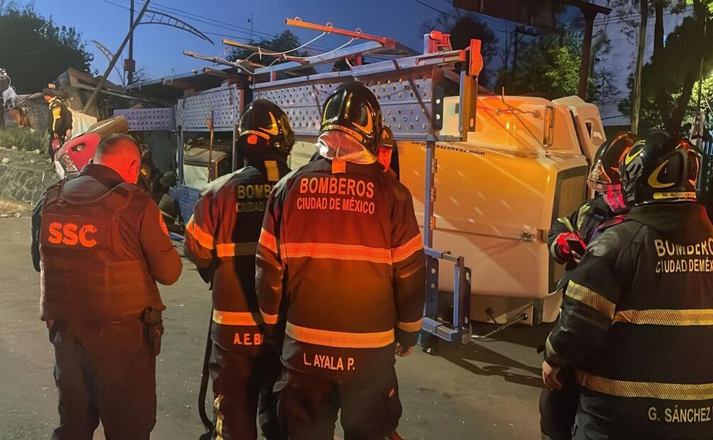 Vuelca un tráiler nodriza en Av. Insurgentes Sur. Foto: Juan Carlos Williams