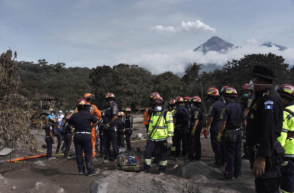 Desde tempranas horas y por tercer día consecutivo, las brigadas de rescate iniciaron la búsqueda de los desaparecidos por la avalancha que generó la erupción del volcán (Foto: AFP)