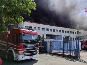 Fuerte incendio en universidad de Italia; por gases tóxicos desalojan el recinto y un hotel cercano