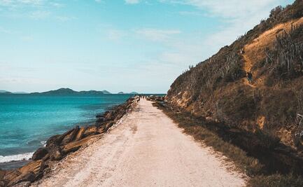 Esta es la carretera que se cubre por el agua y desaparece