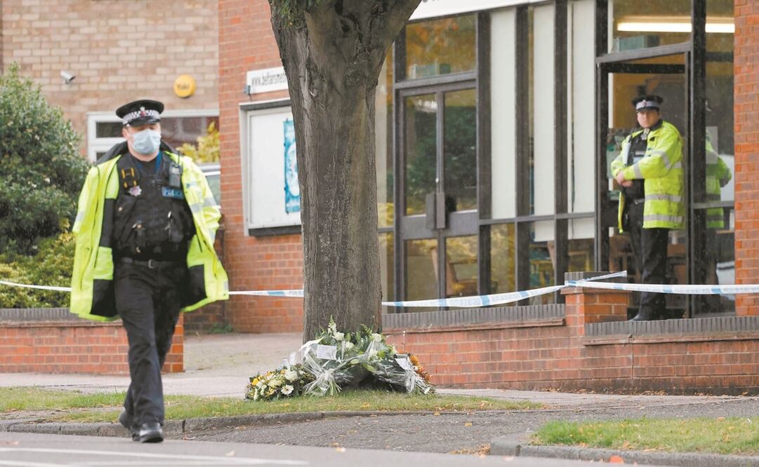 Policías vigilan el sitio en el que fue apuñalado el legislador. Foto: Tolgan Akmen. AFP