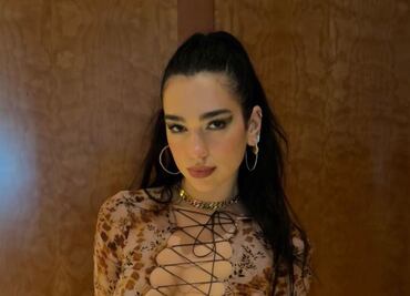 Dua Lipa luce microfalda de mezclilla inspirada en los 2000