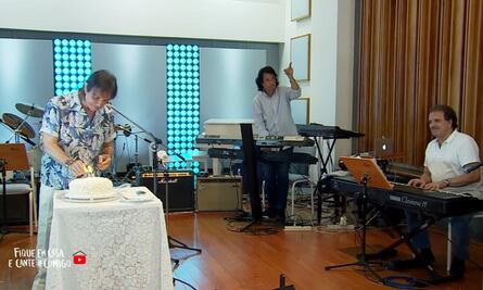 Le cantan las mañanitas a Roberto Carlos en su concierto