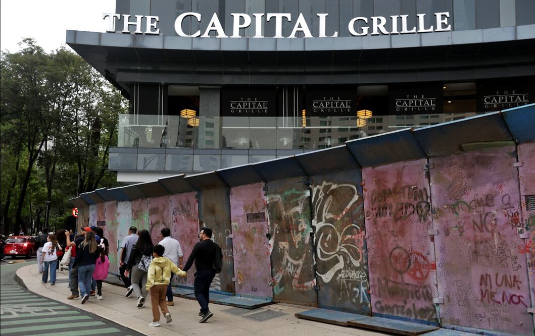 Edificios, monumentos y diversos negocios son resguardados con vallas metálicas por la tercera marcha contra la gentrificación en Paseo de la Reforma y el Centro de la Ciudad de México, el 25 de julio de 2025. Foto: Francisco Rodríguez/EL UNIVERSAL