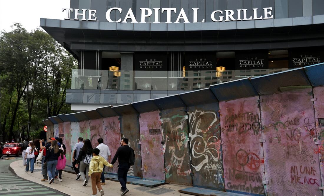 Edificios, monumentos y diversos negocios son resguardados con vallas metálicas por la tercera marcha contra la gentrificación en Paseo de la Reforma y el Centro de la Ciudad de México, el 25 de julio de 2025. Foto: Francisco Rodríguez/EL UNIVERSAL