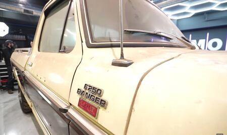 Encuentran Ford-F250 y la lavan por primera vez después de 40 años