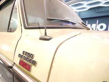Encuentran Ford-F250 y la lavan por primera vez después de 40 años