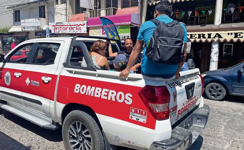 Ante de falta de transporte público, las autoridades municipales apoyaron con vehículos oficiales a la población. Foto: Arturo de Dios Palma / EL UNIVERSAL