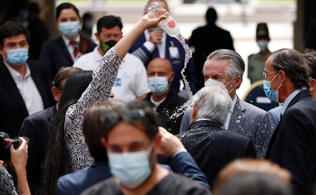 La mujer, que era familiar de un invitado, fue detenida por un grupo de escoltas oficiales. Foto: EFE