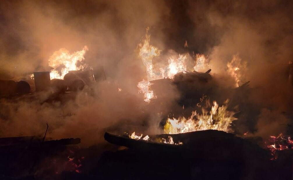 El fuego consumió toneladas de materiales como madera (18/03/2025). Foto: Especial