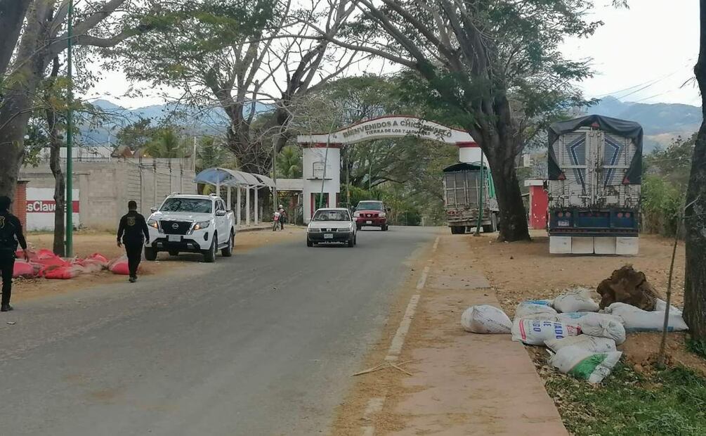 Retiran de caminos plumas y vallas de la delincuencia organizada en Chiapas (15/02/2025). Foto: X (@ramirezlalo_)
