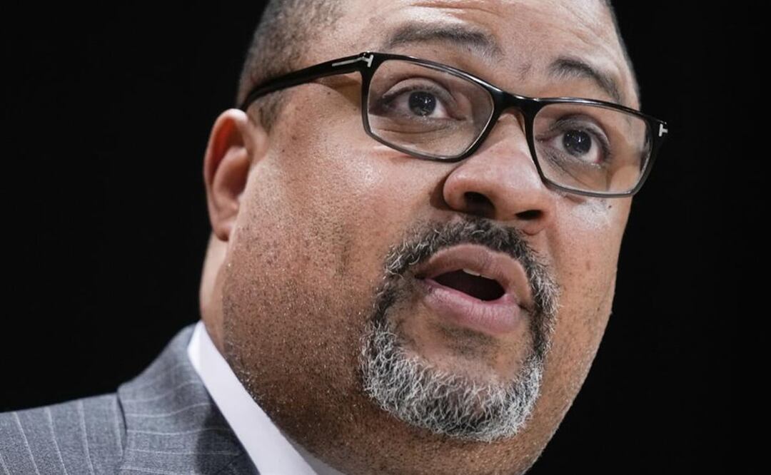 El fiscal de distrito de Manhattan Alvin Bragg en una conferencia de prensa, el 7 de febrero de 2023, en Nueva York. Foto: AP