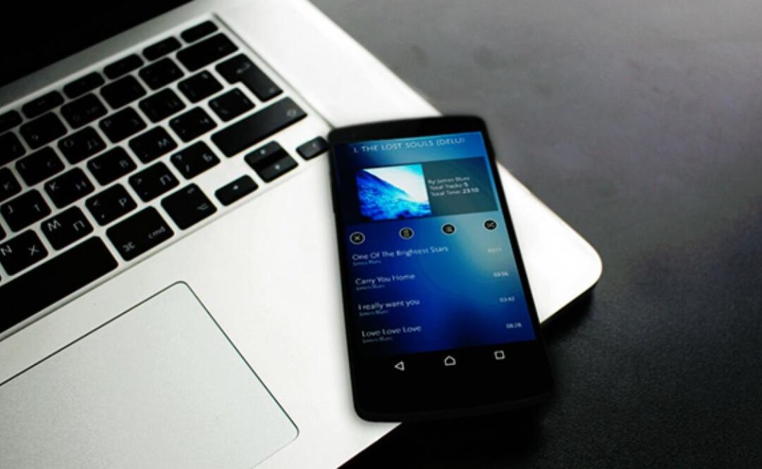 Los sistemas operativos iOS y Android se han caracterizado por tener una batalla tecnológica por ver quién desarrolla una mejor plataforma para dispositivos móviles