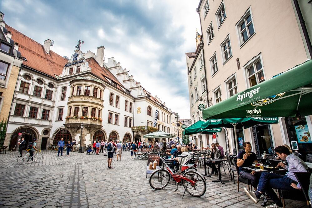 Camina por su casco histórico para encontrar la famosa cervecería Hofbräuhaus. (Foto: iStock)