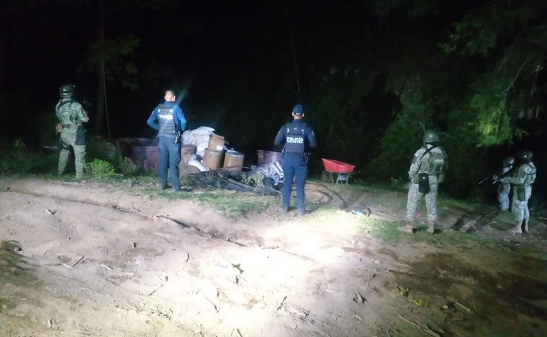 Evitan instalación de narcolaboratorio en Hidalgo; elementos estatales y del Ejército incautan precursores en zona boscosa de Acaxochitlán. Foto: Especial