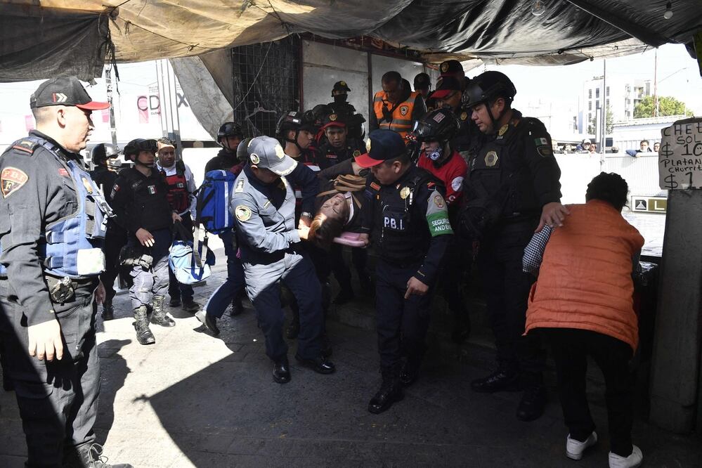Una mujer herida es sacada de la estación del Metro Indios Verdes luego de que dos trenes chocaran en la Ciudad de México. Foto: AFP