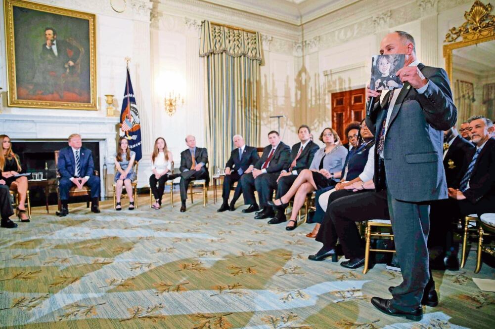 Mark Barden, un padre que perdió a su hijo en el tiroteo de Sandy Hook, en 2012, habla durante el encuentro con el presidente Donald Trump, en Washington. (JONATHAN ERNST. REUTERS)