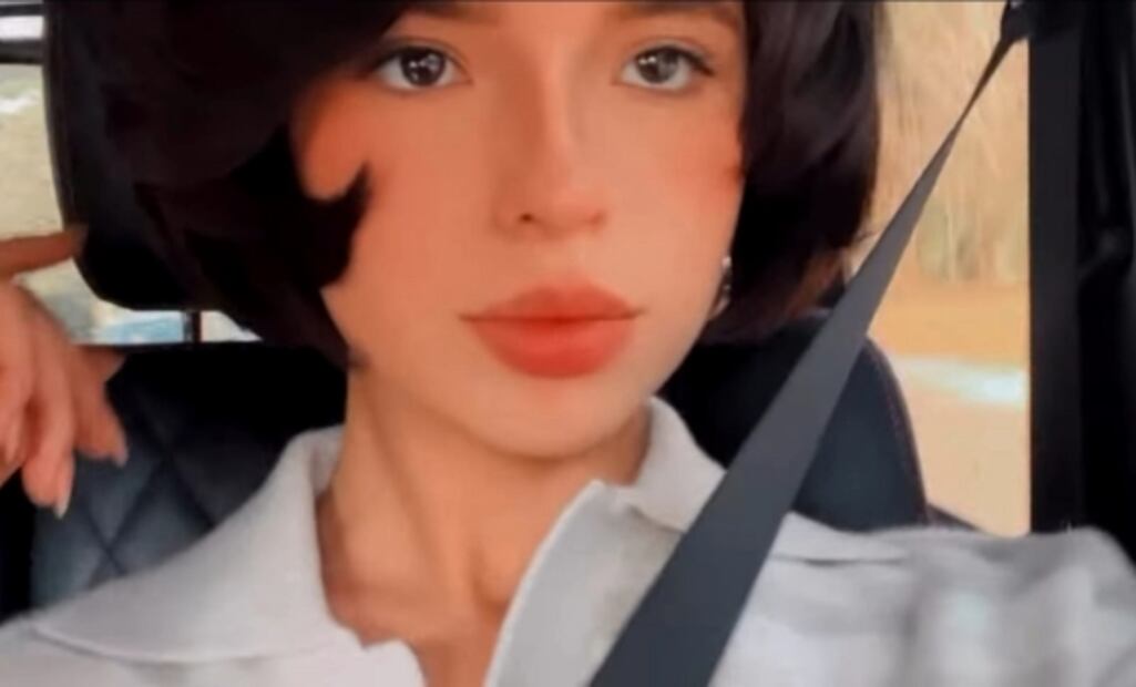 Ángela Aguilar deslumbra con peinado al estilo Jackie Kennedy